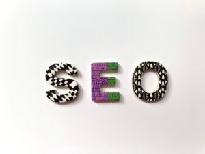 Letras SEO decoradas sobre fundo branco