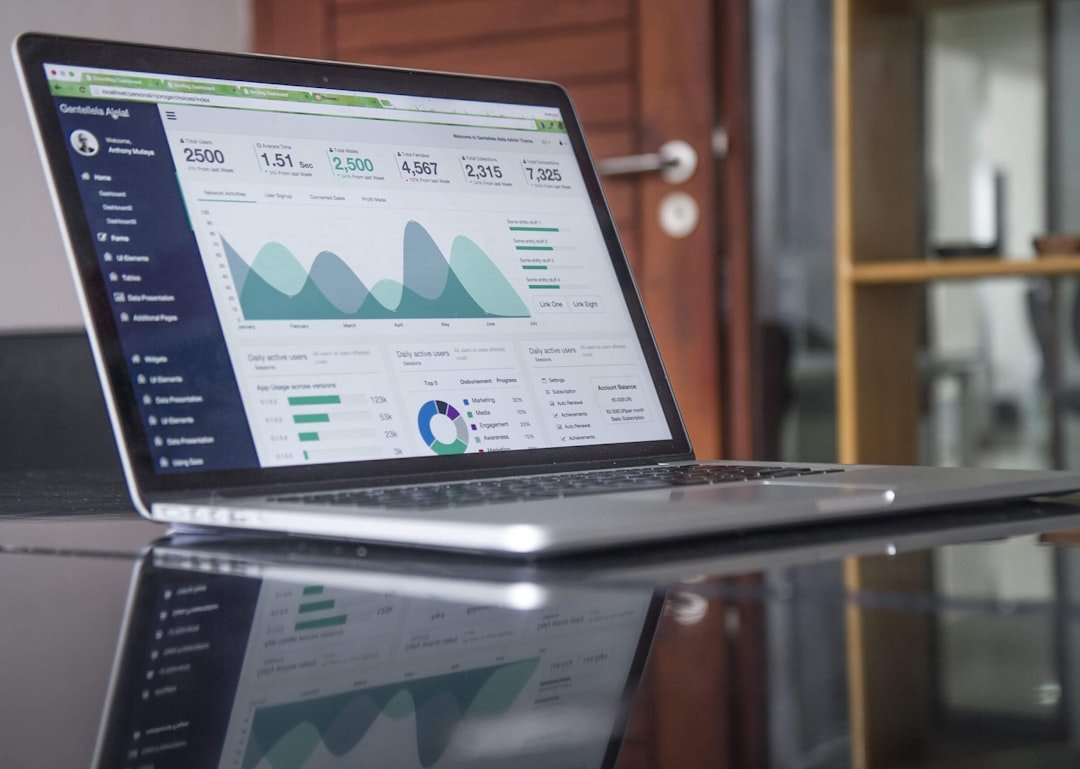 Laptop exibindo painel de métricas e gráficos