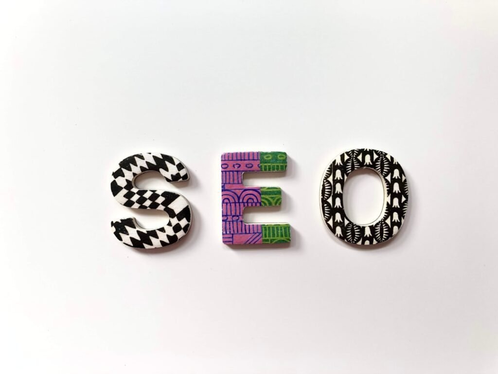 Letras SEO decoradas sobre fundo branco