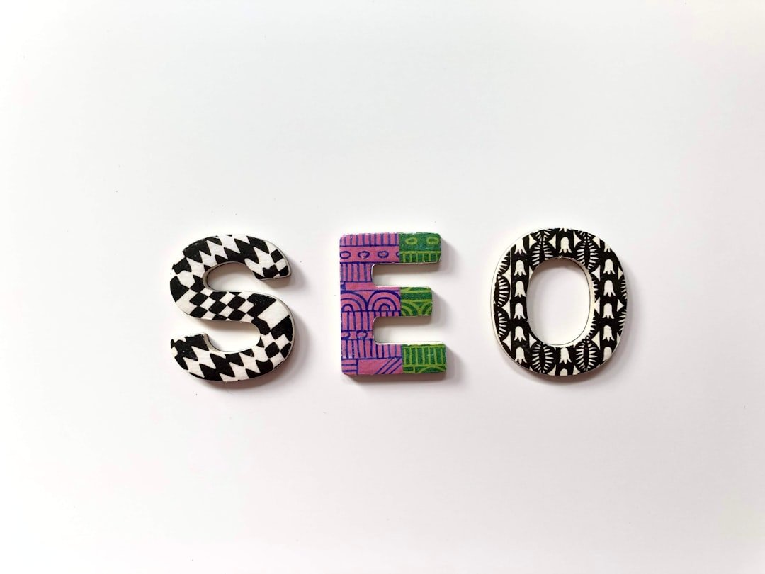 Letras SEO decoradas sobre fundo branco